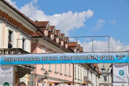 Mednarodna revija starodobnikov v Kamnik privabila ljubitelje klasičnih vozil (71)